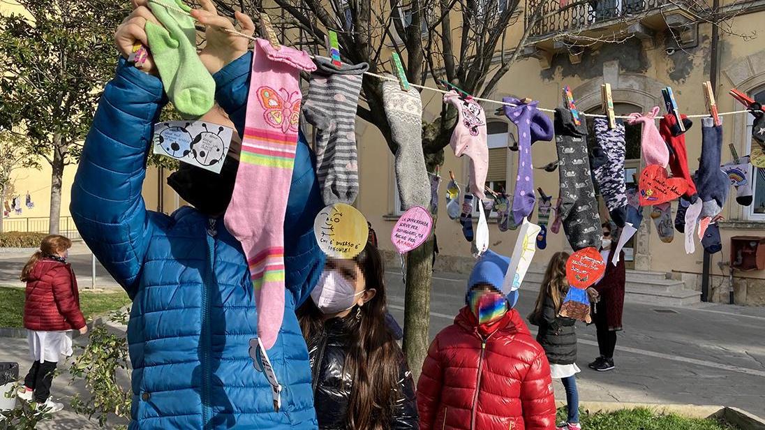 Evviva i calzini spaiati perché la diversità è sempre una ricchezza e si impara da bambini