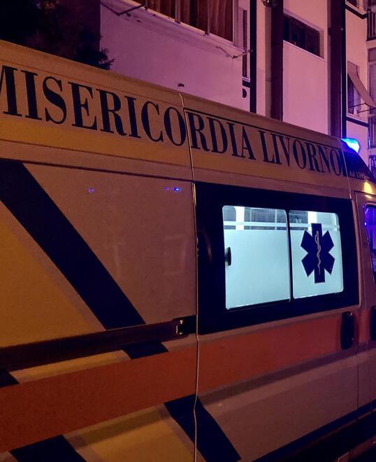 Uomo trovato a terra in piazza Mazzini. Soccorso, è gravissimo 