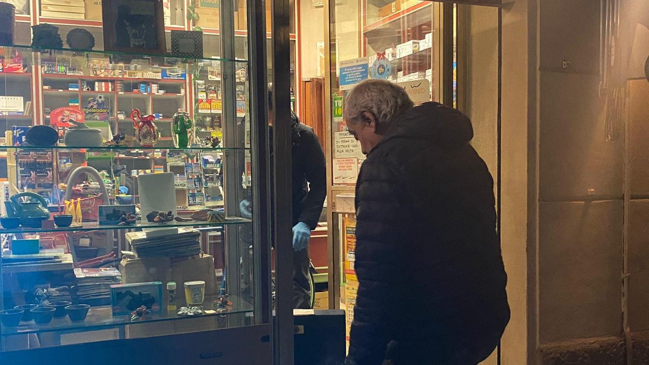 Mauro Iori, 67 anni, marito della titolare Paola Ceccardi, aggredita da un rapinatore mentre chiudeva la tabaccheria "Rivendita 74" di viale Regina Elena, a Reggio Emilia