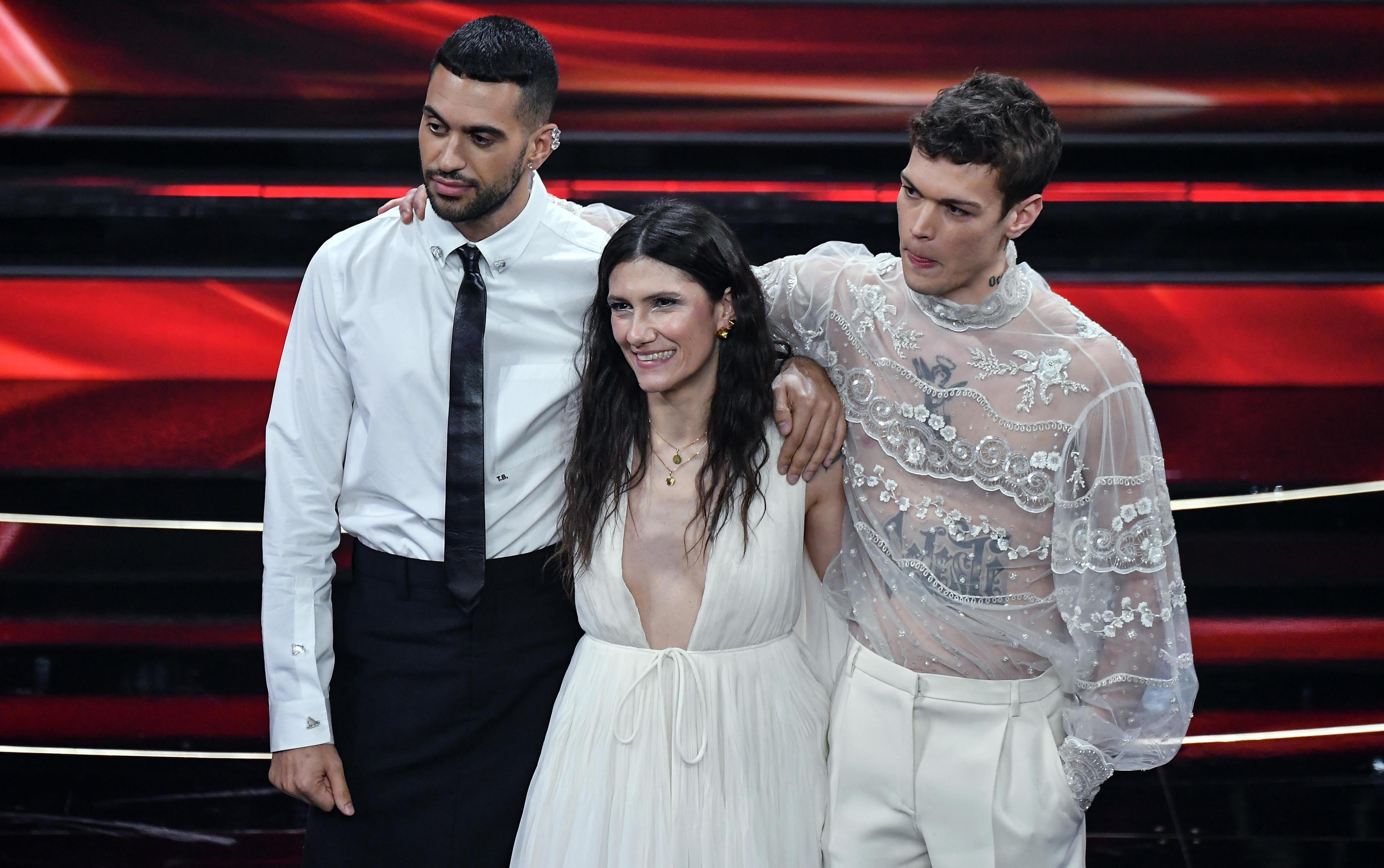 Mahmood da sinistra con Elisa e Blanco