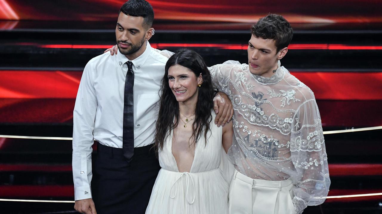 Mahmood da sinistra con Elisa e Blanco
