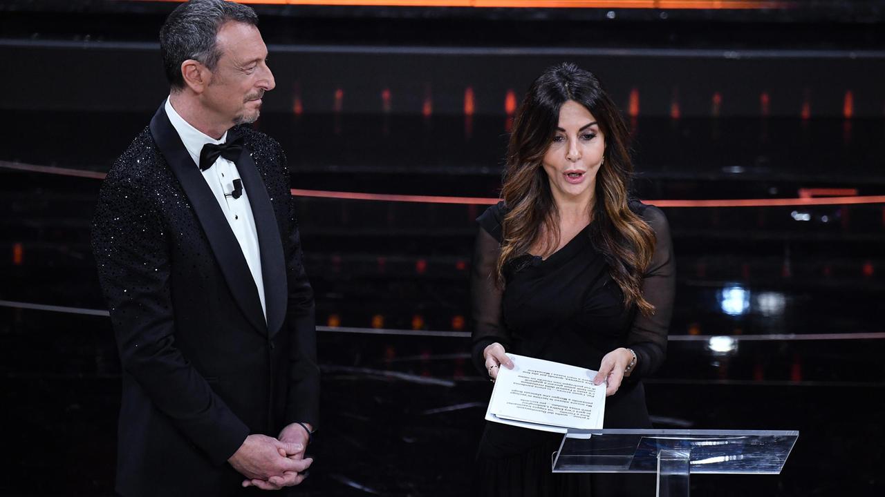 Sabrina Ferilli legge l'ode dedicata ad Amadeus