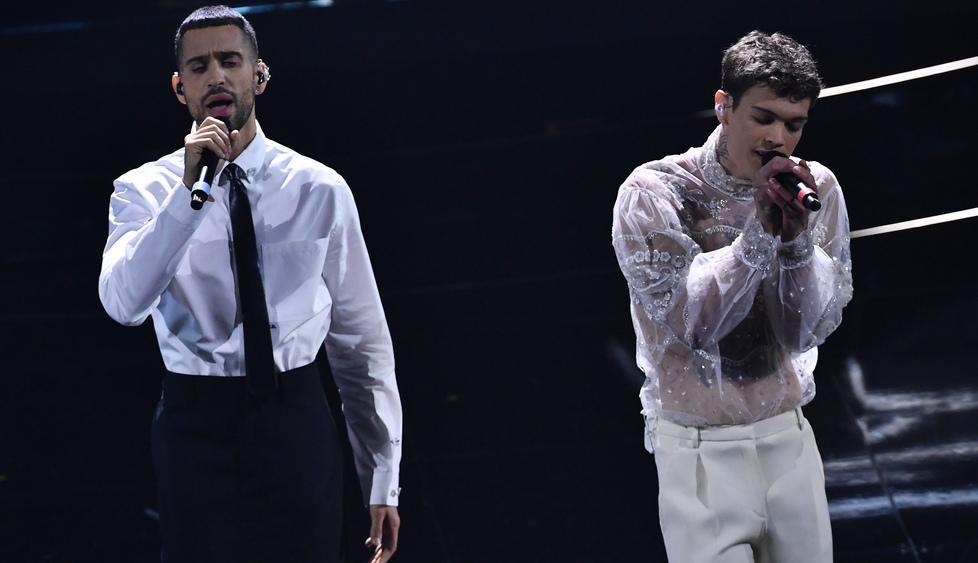 Mahmood e Blanco durante l’esibizione di ieri sera sul palco dell’Ariston, dove alla fine hanno festeggiato da vincitori