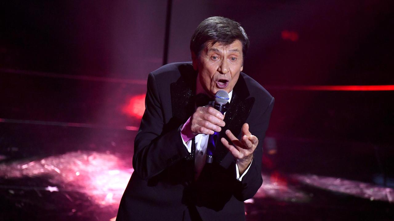 Gianni Morandi durante una delle sue esibizioni sul palco del Festival