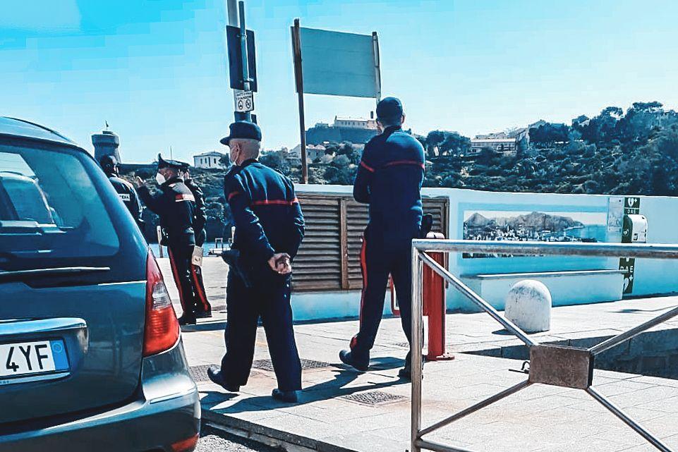 Due carabinieri al porto di Capraia (Foto d'archivio)