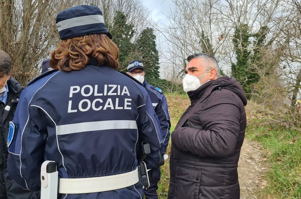 Ferrara, il blitz della polizia locale in via Scalambra: è da bonificare 
