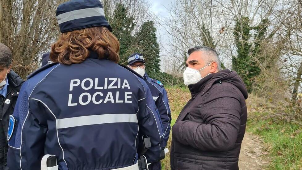 Ferrara, il blitz della polizia locale in via Scalambra: è da bonificare