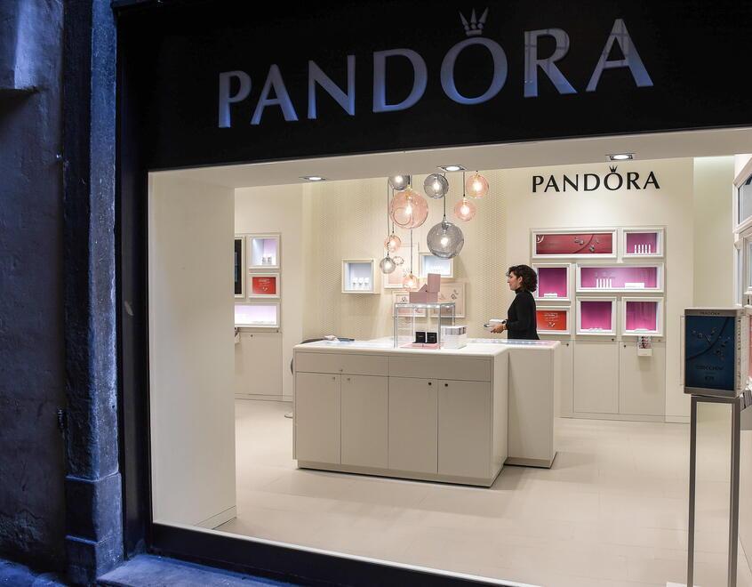 Il punto vendita Pandora in via Fillungo (Foto di archivio)