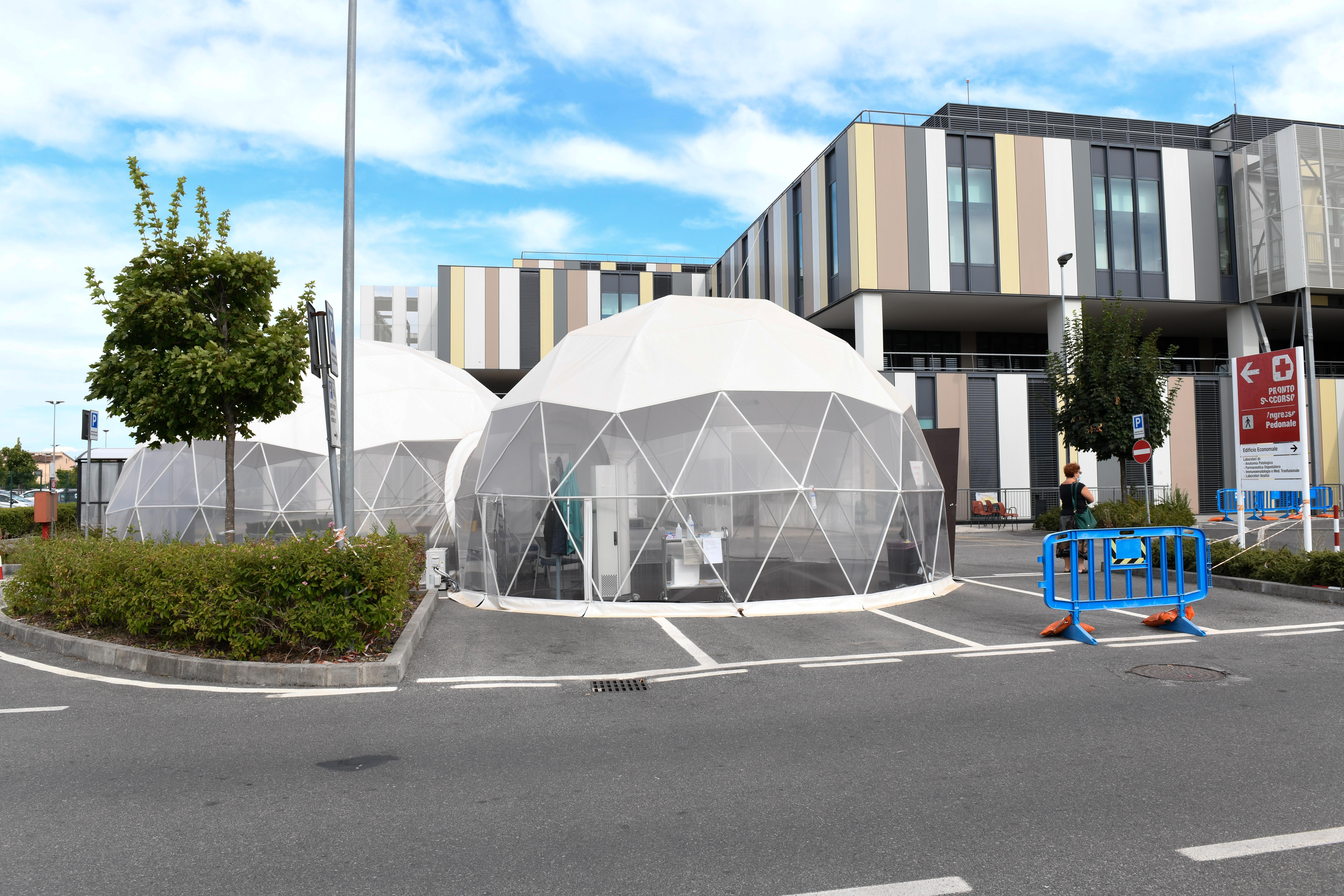 L’esterno del Pronto soccorso del San Luca con gli “igloo” che nelle intenzioni della Regione dovranno essere sostituiti da dei container