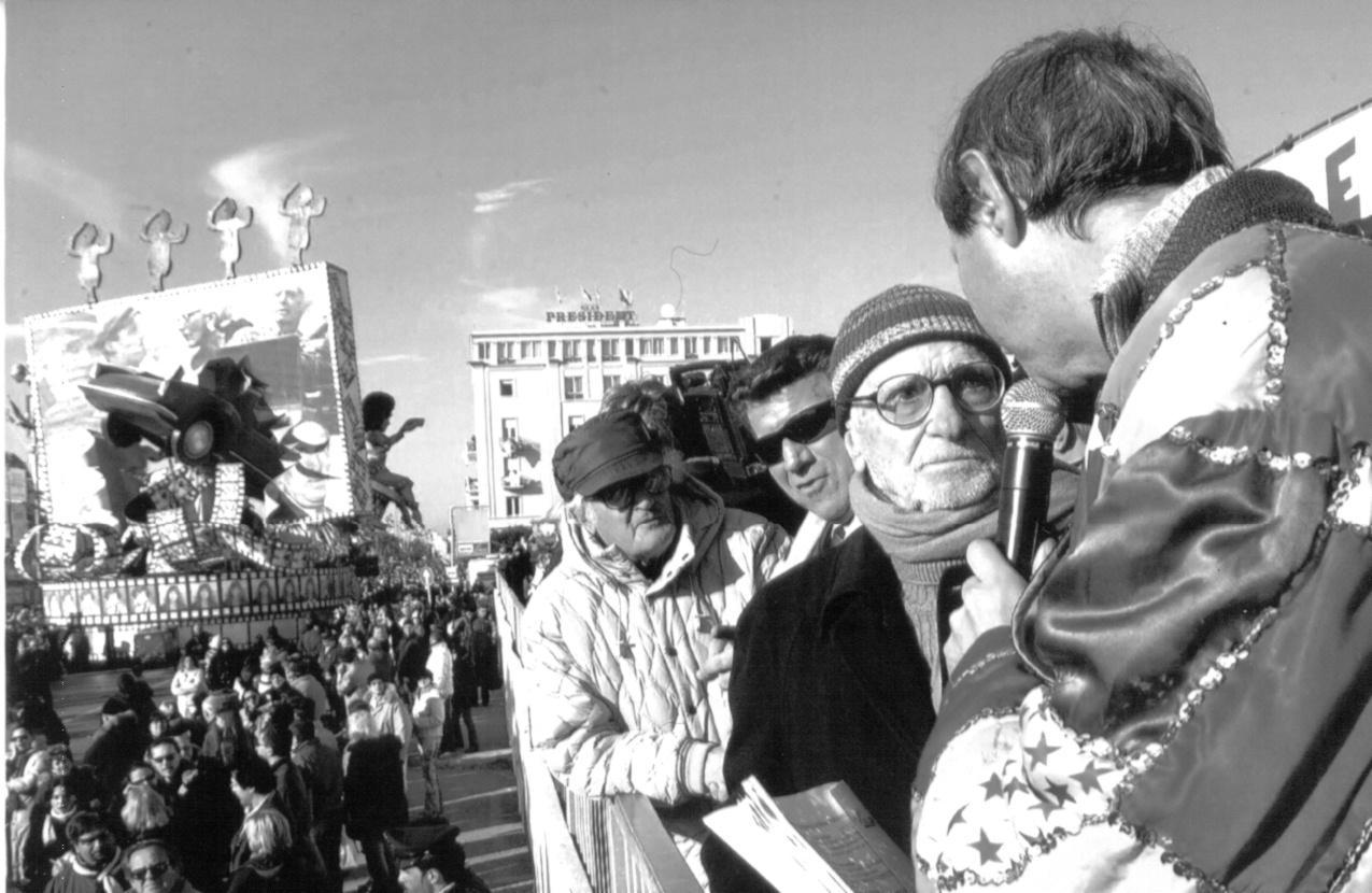 Mario Monicelli al Carnevale di Viareggio in Passeggiata