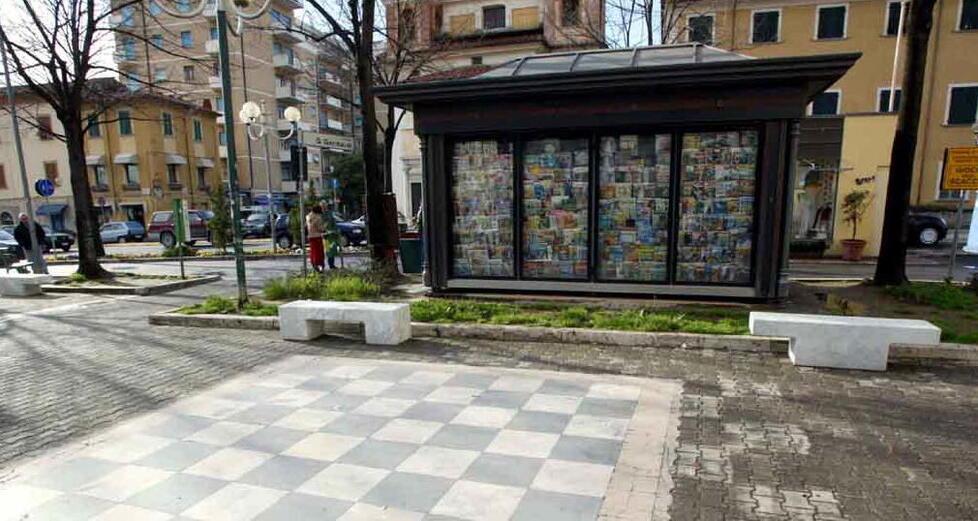 L’edicola di piazza Garibaldi prima dei lavori di restyling