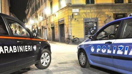 Una pattuglia dei carabinieri e una volante della polizia impegnate nei controlli in centro storico (foto Batavia)