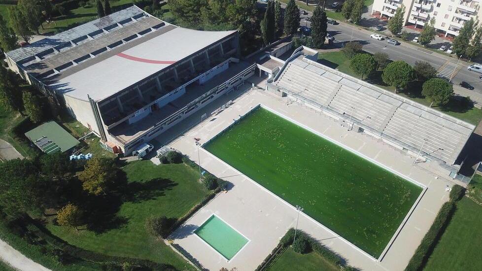 Una veduta dall’alto della piscina comunale di viale delle Olimpiadi a Empoli (Foto Sestini)
