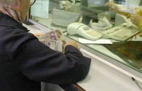 Un’anziana deposita soldi in banca (Foto d'archivio)
