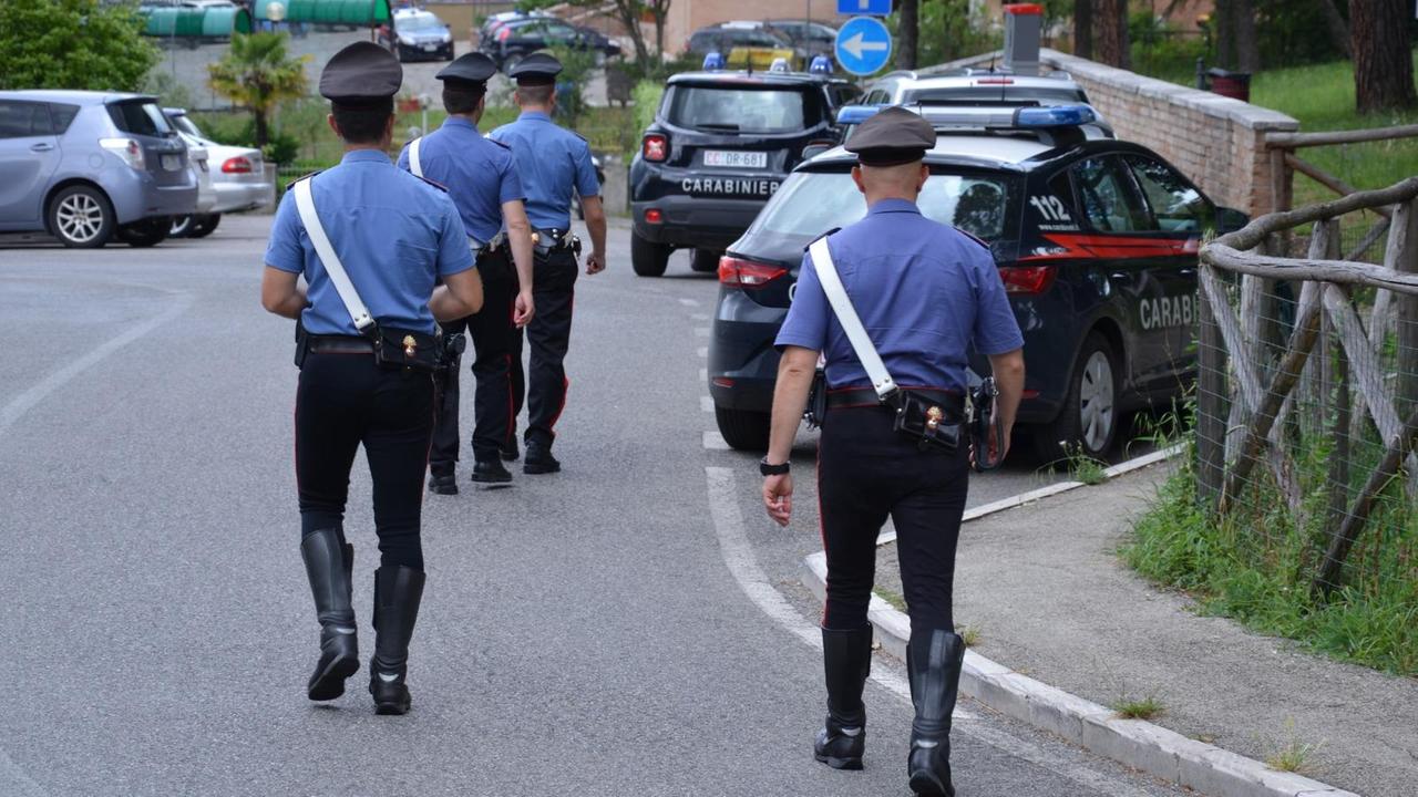 Compra armi e poi le cede a due giovani per pagare debiti di droga: 3 arresti tra Pula e Cagliari