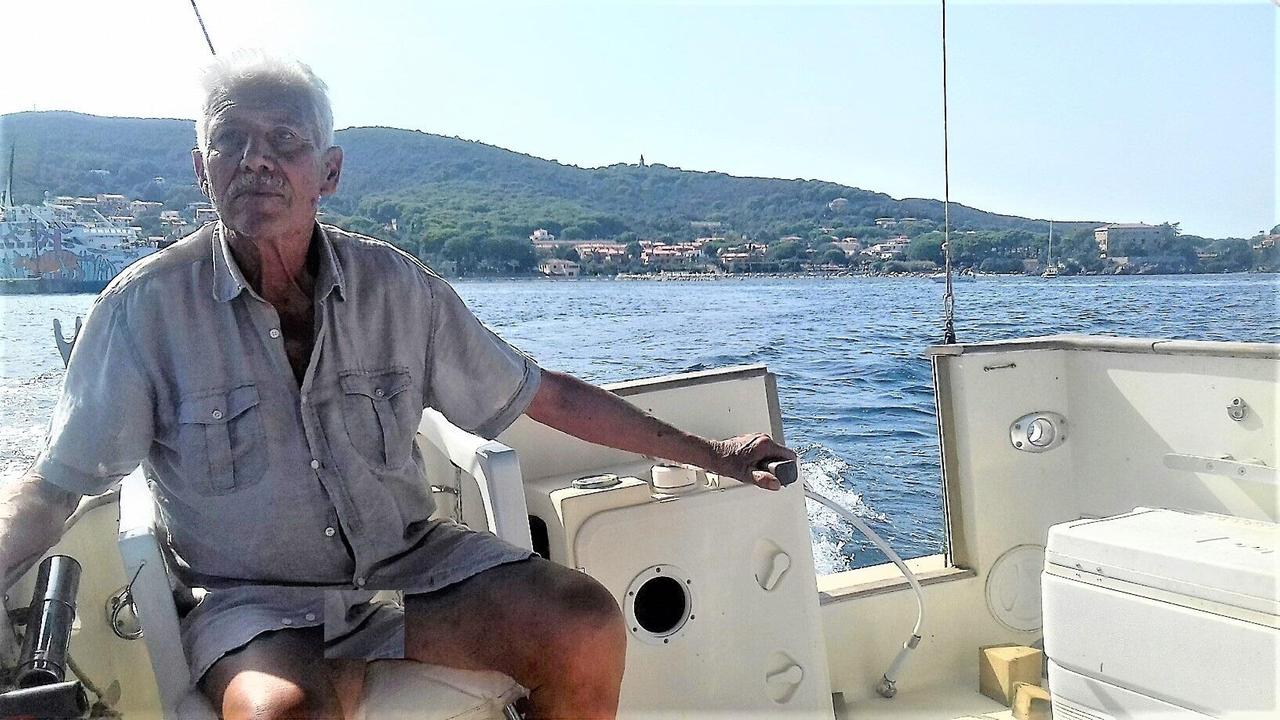 Mario Mellini al timone di una barca a vela. Il mare è una delle passioni del cardiologo di Cavo che nella sua vita ha praticato sport a livello professionistico (serie A di basket), musica
e ora si diletta anche nella pittura oltre che svolgere servizio nel volontariato