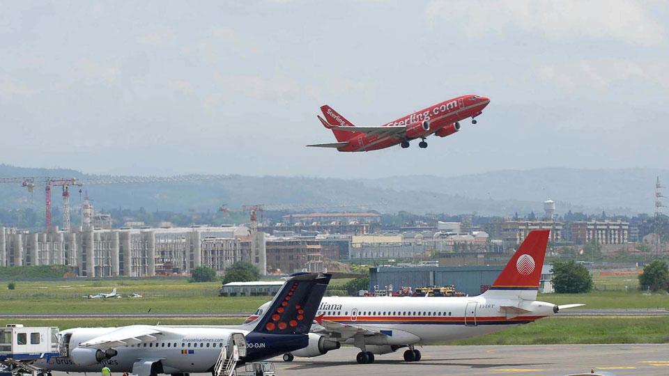 La pista dell’aeroporto di Firenze: attualmente gli aerei atterrano volando a poche decine di metri dal racconrdo autostradale della Firenze-Mare