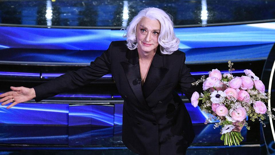 Drusilla Foer presentatrice con Amadeus della terza serata