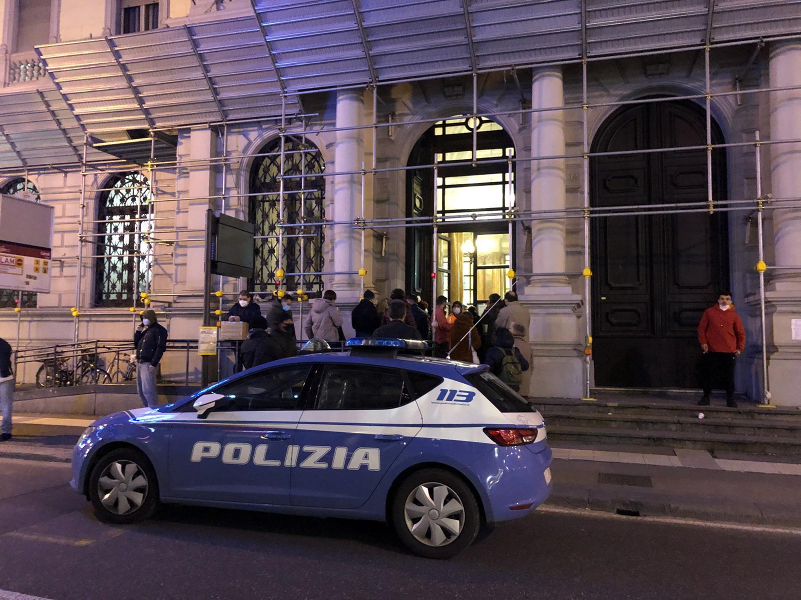 La polizia fuori dalle Poste di via Cairoli (foto d'archivio)
