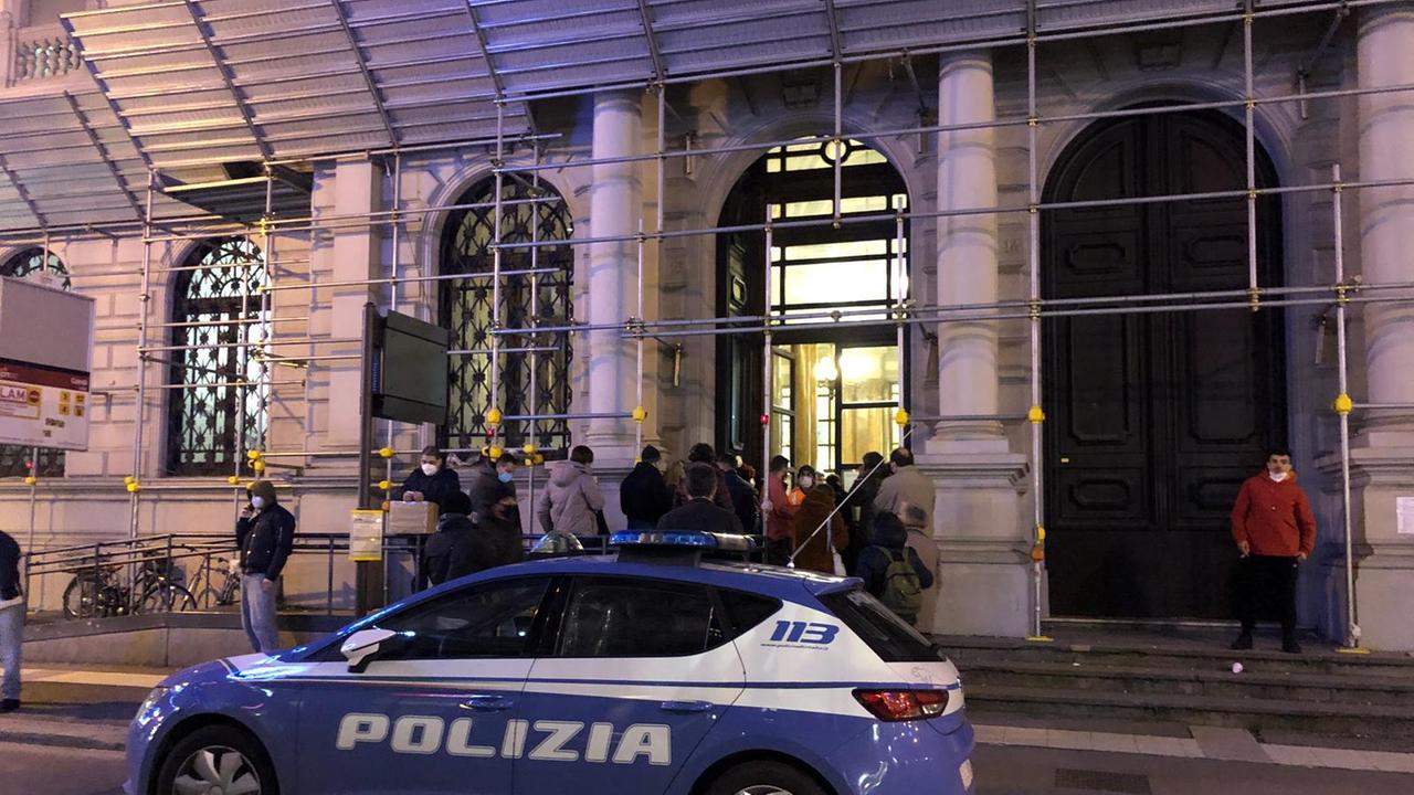 La polizia fuori dalle Poste di via Cairoli (foto d'archivio)