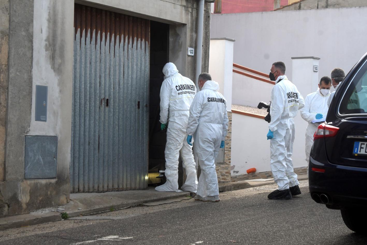 I Ris davanti alla casa di Zeddiani (foto Francesco Pinna)
