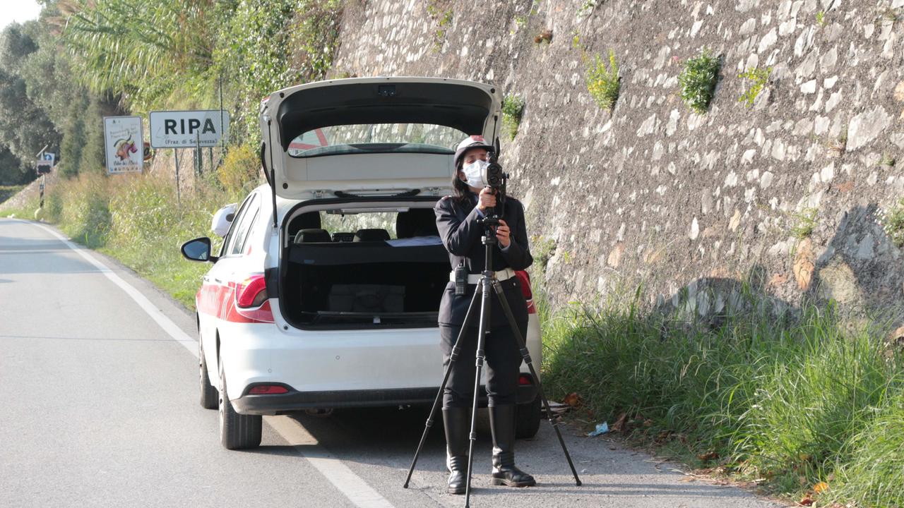 Seravezza, fugge al controllo e cerca di investire gli agenti: camionista nei guai