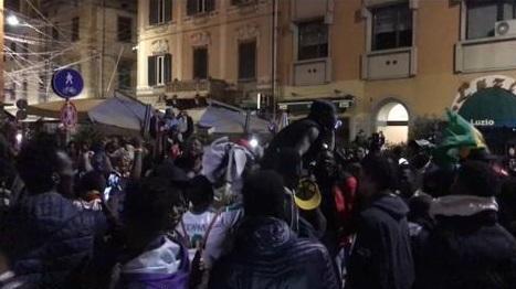 I festeggiamenti nel centro di Pontedera dei molti tifosi senegalesi per il trionfo della nazionale di calcio del Senegal nella Coppa d'Africa 2022 (Foto Silvi)