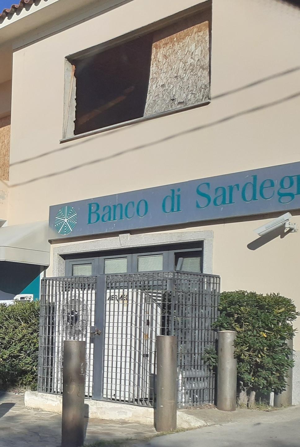 Riflessi sul display bancomat, difficile operare