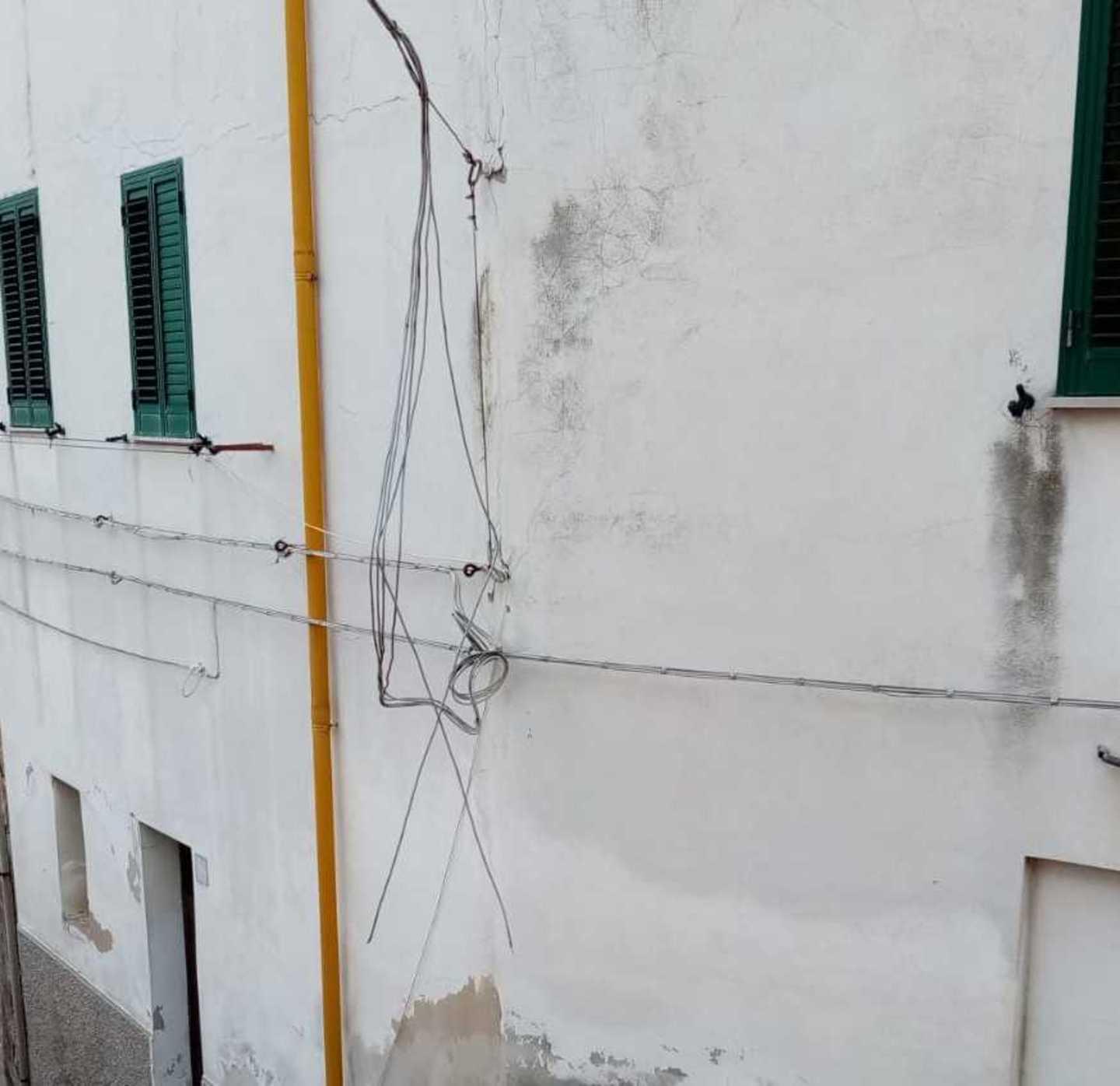 Via Ospedale Civile residenti in allarme per i cavi scoperti