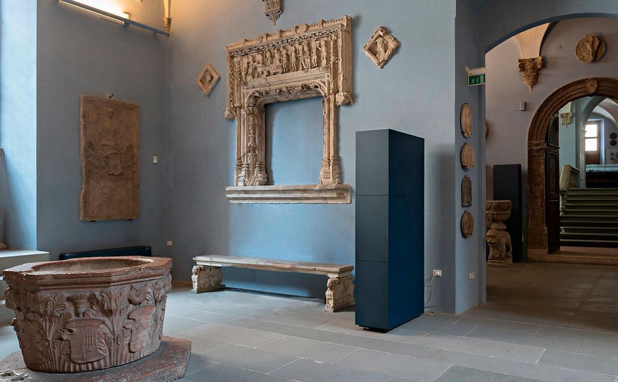 La sala del museo Bardini con l'Arco Marongio che rappresenta la vittoria degli aragonesi sui sardi
