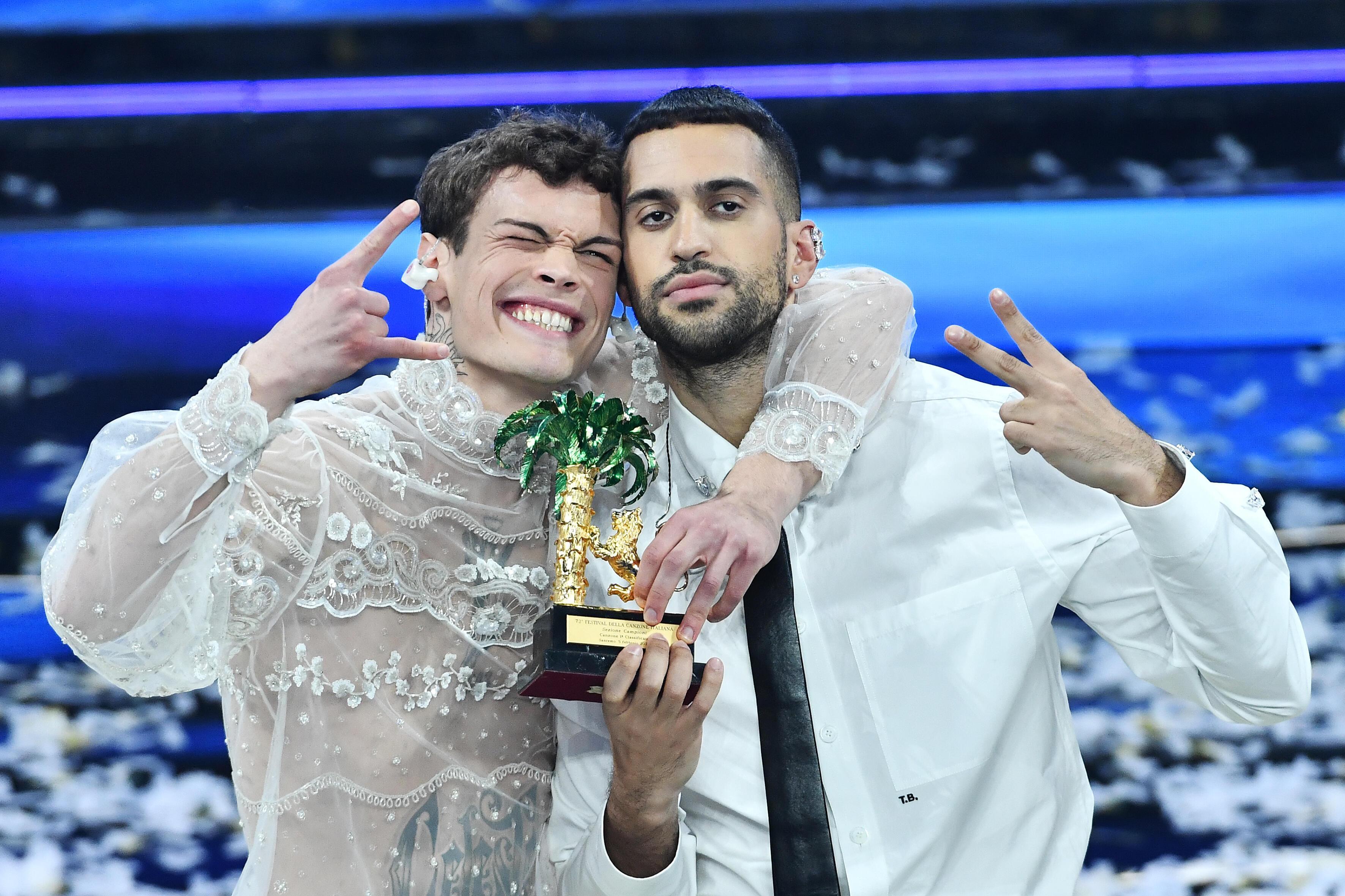 Blanco e Mahmood con il trofeo dei vincitori del Festival di Sanremo