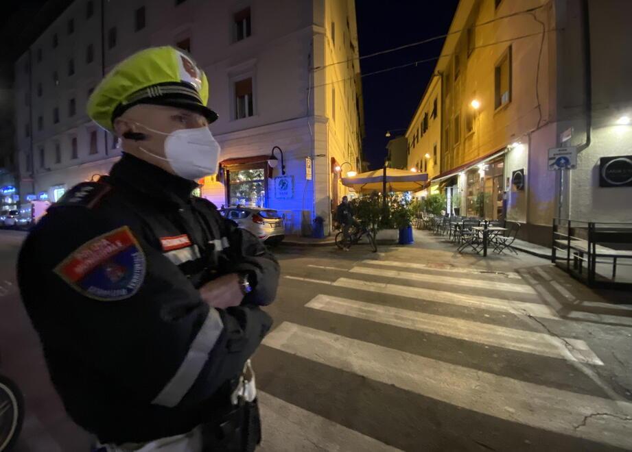 La polizia municipale in via Roma