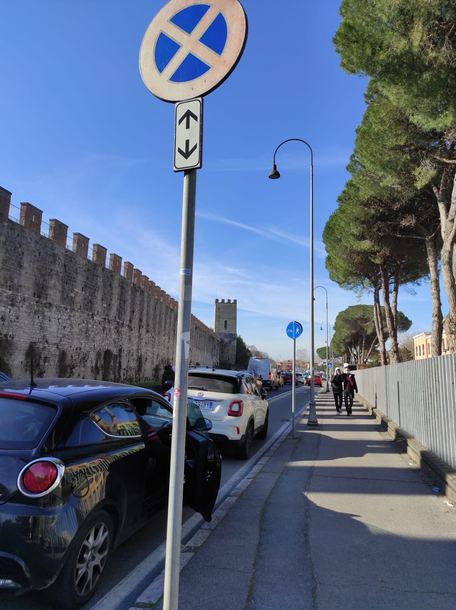 La pista ciclabile? C’è ma è “fantasma”, gli automobilisti la usano per la sosta 