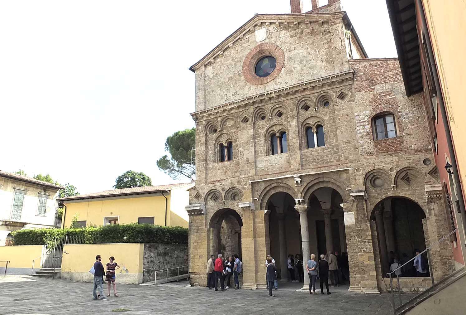 La facciata della chiesa di San Zeno a Pisa