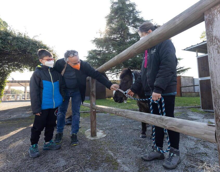 Uno dei bambini vaccinati saluta i pony dopo l’iniezione