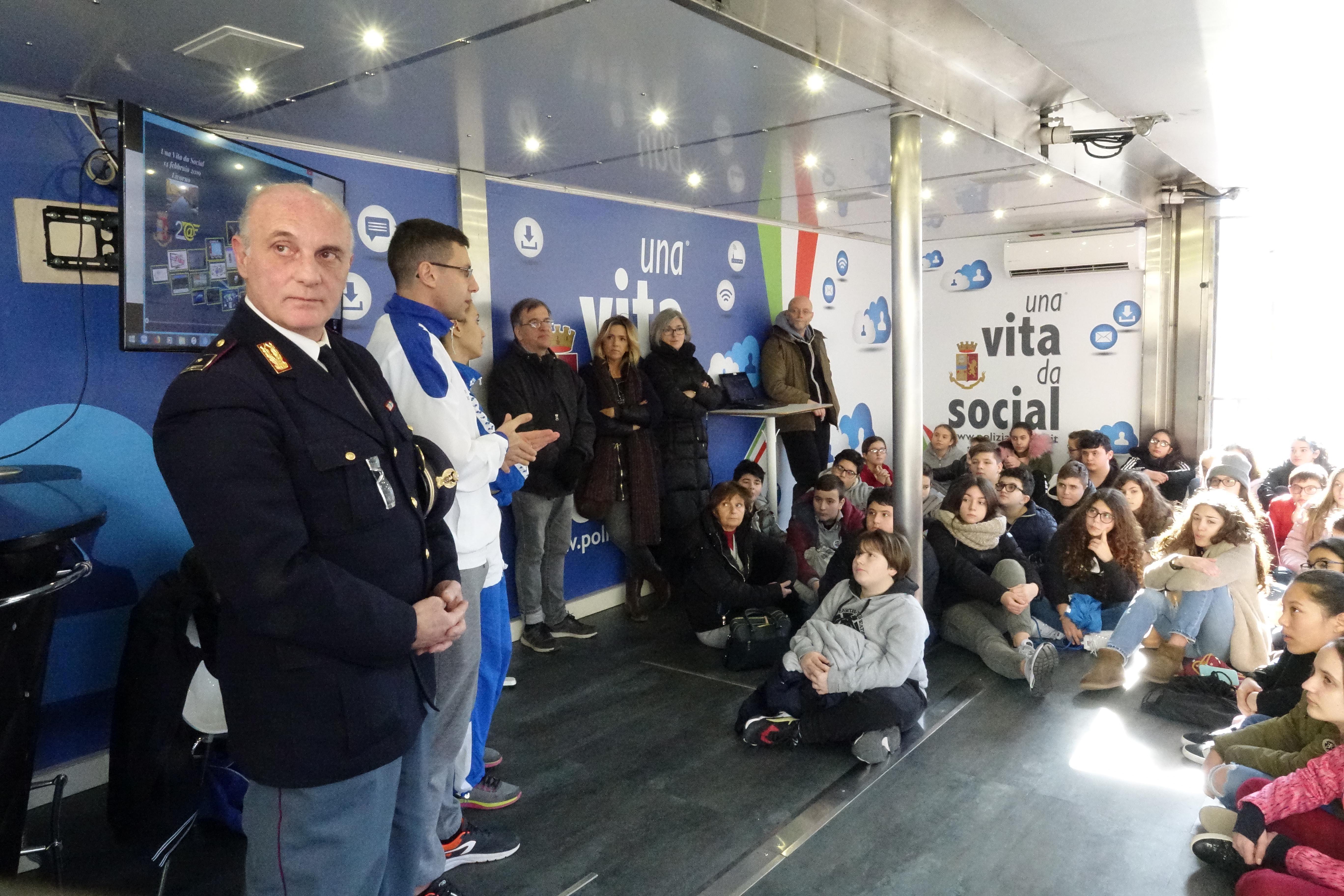 Un'iniziativa della polizia postale a Livorno, con il dirigente Montuori (foto d'archivio)