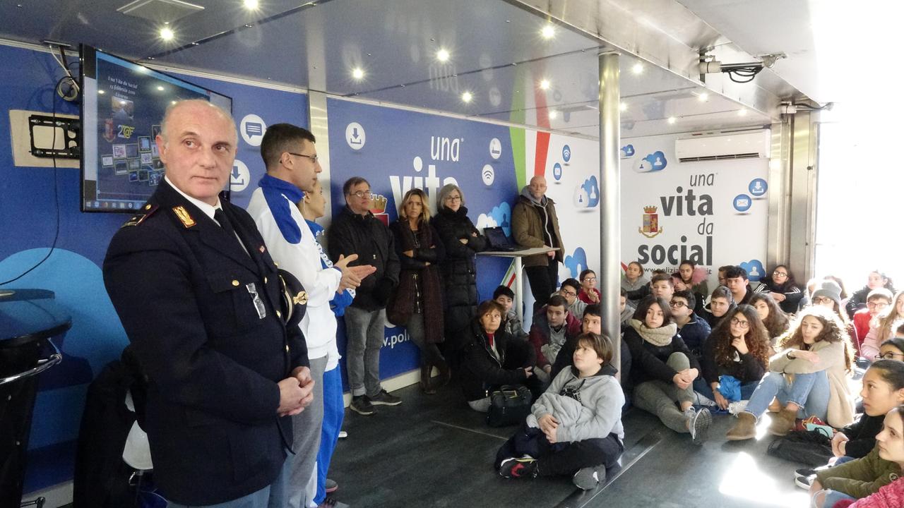 Un'iniziativa della polizia postale a Livorno, con il dirigente Montuori (foto d'archivio)