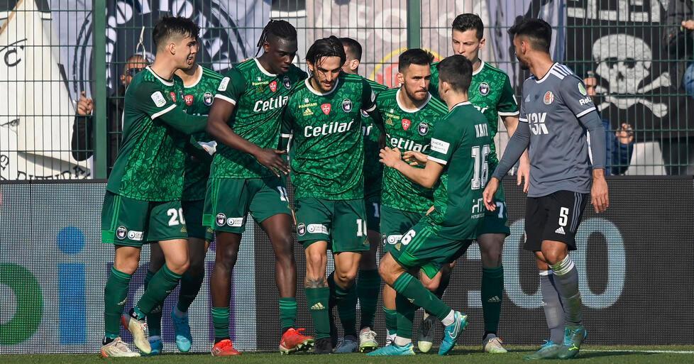 Esultanza nerazzurra dopo il gol di Torregrossa su rigore