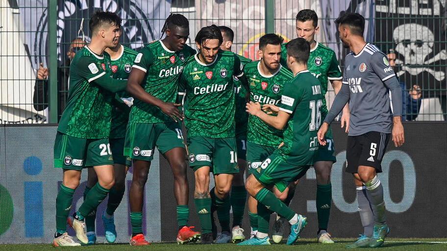 Esultanza nerazzurra dopo il gol di Torregrossa su rigore