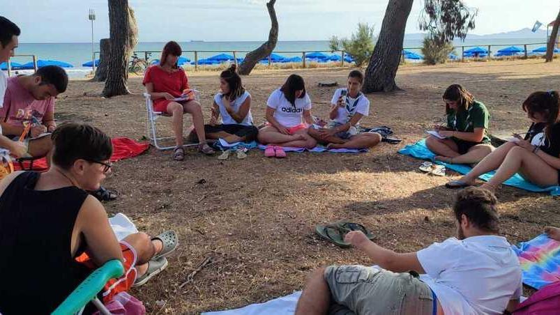 I ragazzi di “Faccio da solo” al mare con un gruppo di boy scout l’estate scorsa