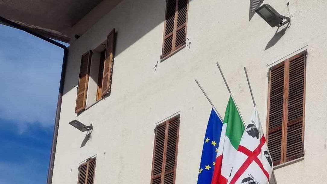 Tagli alla sanità, bandiere a mezz’asta