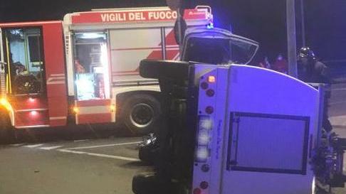 Furgone Enel si ribalta sulla Pedemontana tra Sassuolo e Fiorano: un tecnico ricoverato