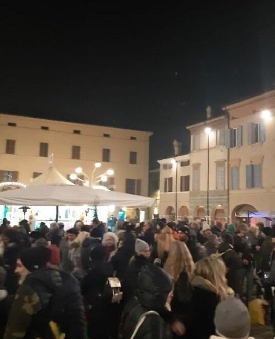 Carpi. Aperitivo no vax in piazzetta Baristi e residenti infuriati 