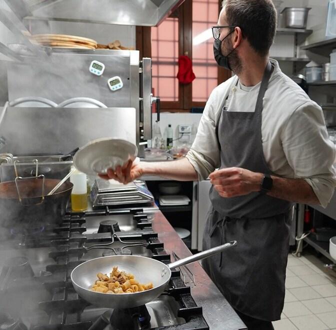 Ristoranti modenesi, è allarme: «Bollette fino a +70% e clienti dimezzati: locali in crisi nera» 