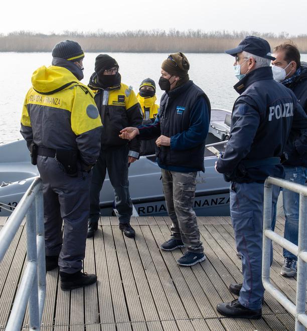 I veneti escono in mare e iniziano a pescare, anche la Regione Emilia-Romagna autorizza 