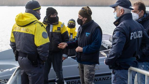 I veneti escono in mare e iniziano a pescare, anche la Regione Emilia-Romagna autorizza