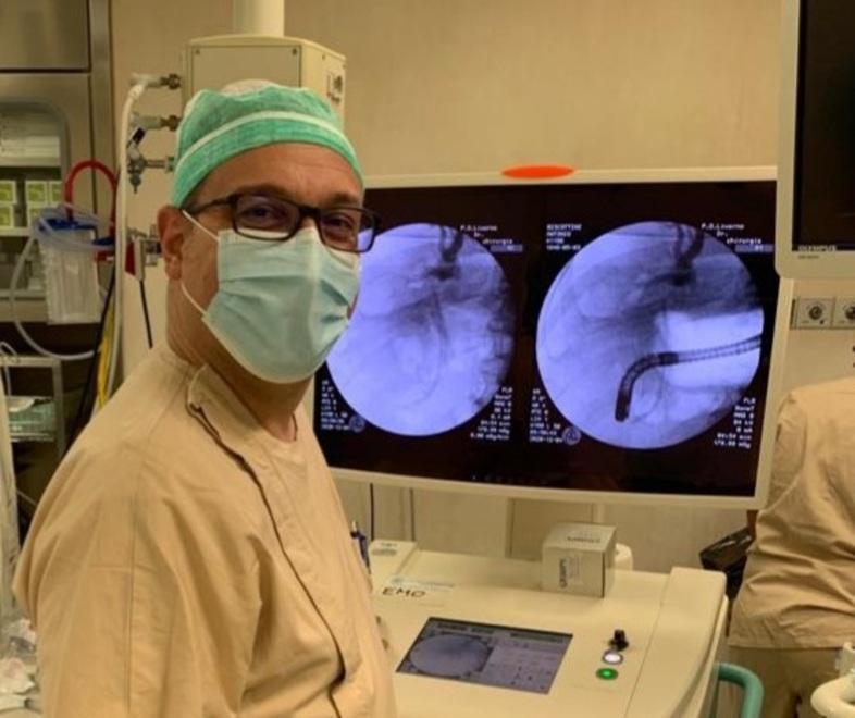 Il primario di Gastroenterologia Matteo Blois davanti allo spyglass
