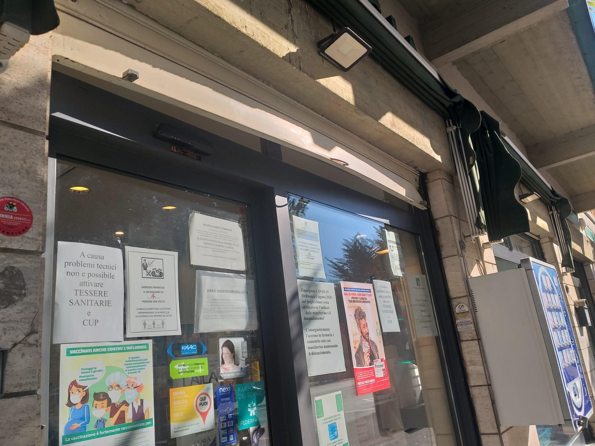 L'esterno della farmacia Rossi