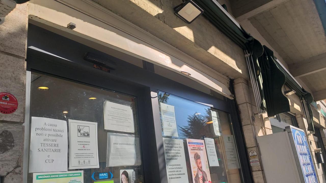 L'esterno della farmacia Rossi