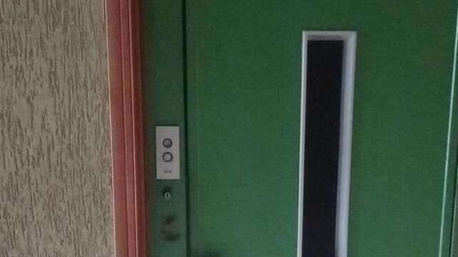 Camaiore, il disabile si sente male ma l’ascensore non funziona: «Portato giù a spalla»